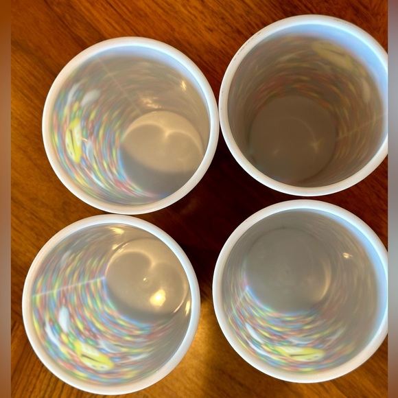 M & M 3D Holographic Licensed 2010 16 Oz. Plastic Cups - Set of 4 - EUC - Picture 5 of 7